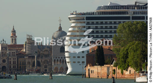 Venise - © Philip Plisson / Plisson La Trinité / AA37668 - Nos reportages photos - Trafic maritime dans la lagune de Venise