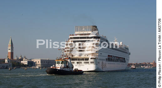 Traffic des paquebots à Venise - © Philip Plisson / Plisson La Trinité / AA37706 - Nos reportages photos - Trafic maritime dans la lagune de Venise