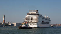 Traffic ship in Venice © Philip Plisson / Plisson La Trinité / AA37706 - Photo Galleries - Passenger Liner