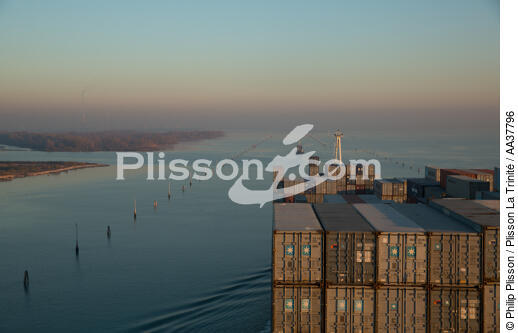 Maritime traffic in the lagoon of Venice [AT] - © Philip Plisson / Plisson La Trinité / AA37796 - Photo Galleries - Containership