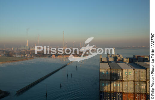 Maritime traffic in the lagoon of Venice [AT] - © Philip Plisson / Plisson La Trinité / AA37797 - Photo Galleries - Containership