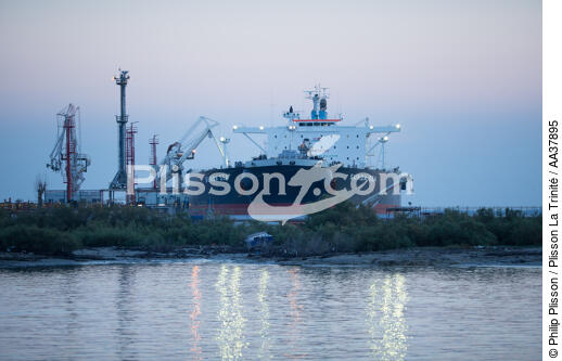 Pétrolier dans la lagune de Venise - © Philip Plisson / Plisson La Trinité / AA37895 - Nos reportages photos - Transport maritime