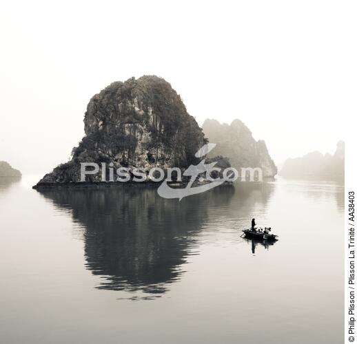 La baie d'Along - © Philip Plisson / Plisson La Trinité / AA38403 - Nos reportages photos - Mer calme