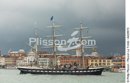 Le trois-mâts barque Belem devant Venise - © Philip Plisson / Plisson La Trinité / AA39973 - Nos reportages photos - Italie