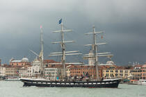 Le trois-mâts barque Belem devant Venise © Philip Plisson / Plisson La Trinité / AA39973 - Nos reportages photos - Italie