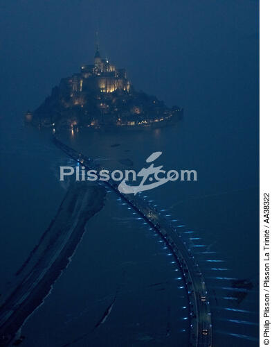 Le Mont Saint-Michel de nuit - © Philip Plisson / Plisson La Trinité / AA38322 - Nos reportages photos - Vue aérienne