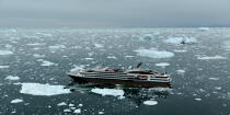 © Philip Plisson / Plisson La Trinité / AA38597 On the west coast of Greenland - Photo Galleries - Maritime transport
