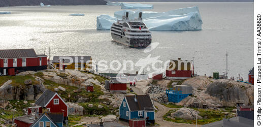 On the west coast of Greenland - © Philip Plisson / Plisson La Trinité / AA38620 - Photo Galleries - Passenger Liner