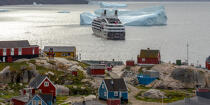 © Philip Plisson / Plisson La Trinité / AA38620 On the west coast of Greenland - Photo Galleries - Maritime transport