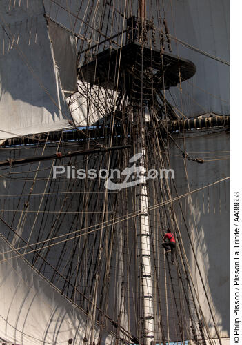 L'Hermione en navigation - © Philip Plisson / Plisson La Trinité / AA38653 - Nos reportages photos - Vertical