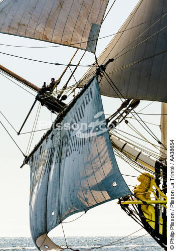 L'Hermione at sea - © Philip Plisson / Plisson La Trinité / AA38654 - Photo Galleries - Old gaffer