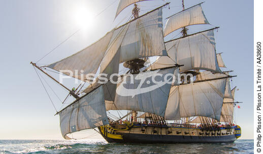 L'Hermione at sea - © Philip Plisson / Plisson La Trinité / AA38650 - Photo Galleries - Old gaffer