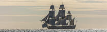© Philip Plisson / Plisson La Trinité / AA38671 L'Hermione en navigation - Nos reportages photos - Panoramique horizontal