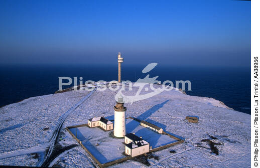 Le Stiff lighthouse - © Philip Plisson / Plisson La Trinité / AA38956 - Photo Galleries - Snow