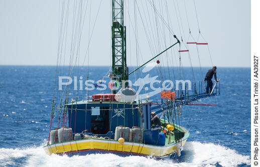 Pêche à L'espadon dans le détroit de Méssine - © Philip Plisson / Plisson La Trinité / AA39227 - Nos reportages photos - Activité maritime