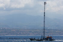 © Philip Plisson / Plisson La Trinité / AA39241 Pêche à L'espadon dans le détroit de Méssine - Nos reportages photos - Activité maritime