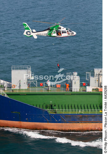 Le Havre Pilot - © Philip Plisson / Plisson La Trinité / AA39288 - Photo Galleries - Helicopter winching