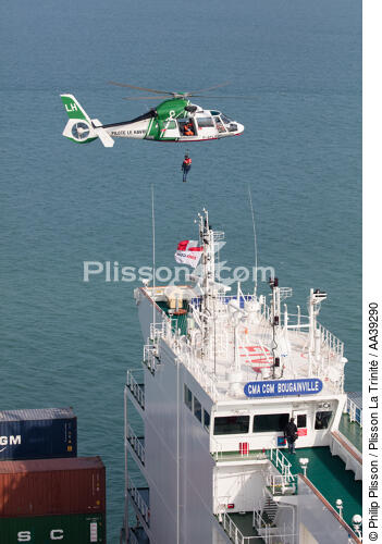 Le Havre Pilot - © Philip Plisson / Plisson La Trinité / AA39290 - Photo Galleries - Helicopter winching