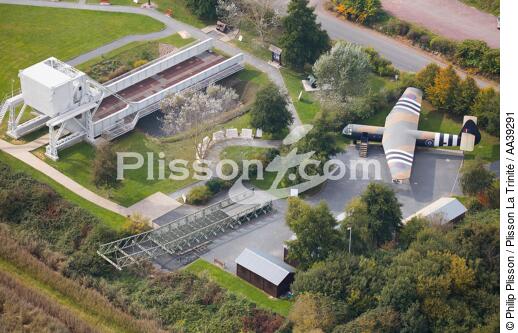 Pegasus bridge - © Philip Plisson / Plisson La Trinité / AA39291 - Nos reportages photos - Vue aérienne