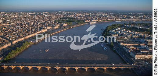 Bordeaux - © Philip Plisson / Plisson La Trinité / AA39933 - Photo Galleries - Philip Plisson