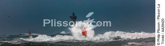 Le phare du Four, tempête Zeus en 2017 - © Philip Plisson / Plisson La Trinité / AA39420 - Nos reportages photos - Activité maritime
