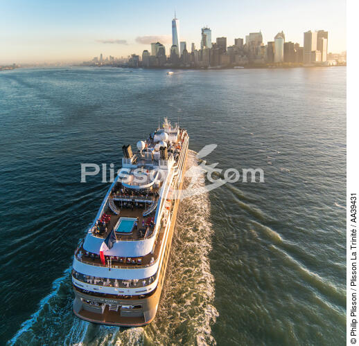 Escale à New-York - © Philip Plisson / Plisson La Trinité / AA39431 - Nos reportages photos - Activité maritime