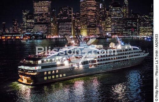 Escale à New-York - © Philip Plisson / Plisson La Trinité / AA39433 - Nos reportages photos - Activité maritime