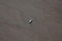 © Philip Plisson / Plisson La Trinité / AA39875 Basse mer pour ce voilier au mouillage sur les côtes bretonnes - Nos reportages photos - Philip Plisson