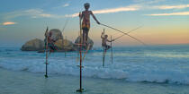 © Philip Plisson / Plisson La Trinité / AA39498 Pêcheurs sur échasse au Sri Lanka - Nos reportages photos - Vue non aérienne