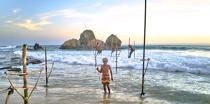 © Philip Plisson / Plisson La Trinité / AA39506 Pêcheurs sur échasse au Sri Lanka - Nos reportages photos - Philip Plisson