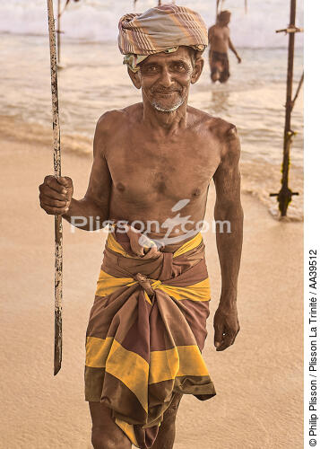 Pêcheurs sur échasse au Sri Lanka - © Philip Plisson / Plisson La Trinité / AA39512 - Nos reportages photos - Vue non aérienne