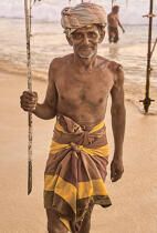© Philip Plisson / Plisson La Trinité / AA39512 Fishermen on a stick in Sri Lanka - Photo Galleries - Color