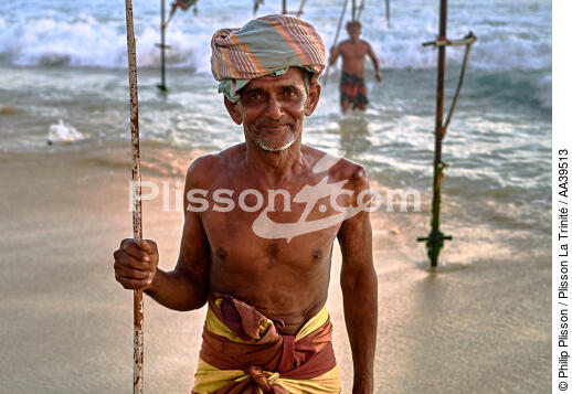 Pêcheurs sur échasse au Sri Lanka - © Philip Plisson / Plisson La Trinité / AA39513 - Nos reportages photos - Pêche