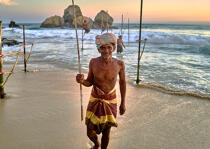 © Philip Plisson / Plisson La Trinité / AA39514 Pêcheurs sur échasse au Sri Lanka - Nos reportages photos - Philip Plisson