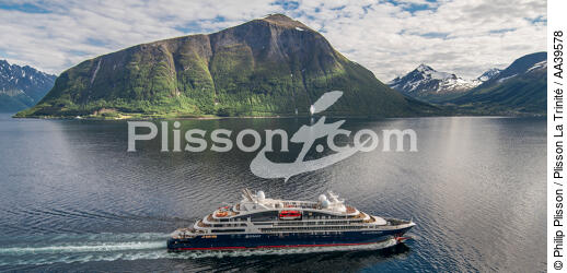 The liner Le Lapérouse in Norwegian waters - © Philip Plisson / Plisson La Trinité / AA39578 - Photo Galleries - Aerial shot