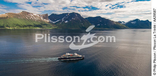 The liner Le Lapérouse in Norwegian waters - © Philip Plisson / Plisson La Trinité / AA39587 - Photo Galleries - Maritime activity