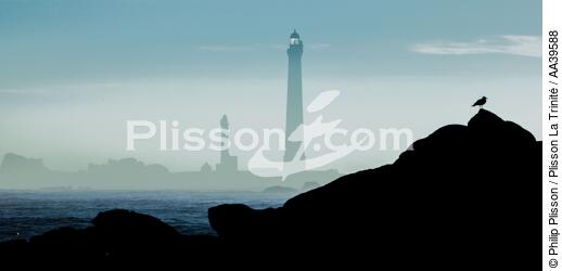 Brume sur le phare de l'Ile Vierge - © Philip Plisson / Plisson La Trinité / AA39588 - Nos reportages photos - Vue non aérienne
