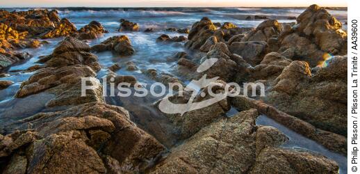 Rocks and break time on the sea - © Philip Plisson / Plisson La Trinité / AA39600 - Photo Galleries - Environment