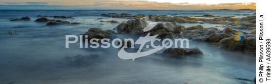 Rochers et temps de pause sur la mer - © Philip Plisson / Plisson La Trinité / AA39598 - Nos reportages photos - Vue non aérienne