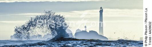 Vague devant le phare de l'île Vierge - © Philip Plisson / Plisson La Trinité / AA39632 - Nos reportages photos - Vue non aérienne