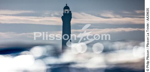 La silhouette du phare de l'île Vierge - © Philip Plisson / Plisson La Trinité / AA39635 - Nos reportages photos - Philip Plisson
