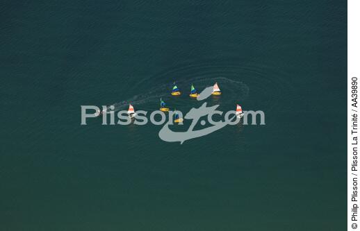Sailing school on Brittany coast - © Philip Plisson / Plisson La Trinité / AA39890 - Photo Galleries - Sailing boat