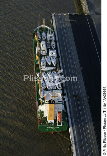 Cargo chargé de voiliers - © Philip Plisson / Plisson La Trinité / AA39954 - Nos reportages photos - Cadrage