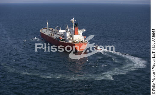 Chimiquier et bateau pilote - © Philip Plisson / Plisson La Trinité / AA39955 - Nos reportages photos - Type vue