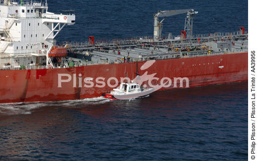 Chimiquier et bateau pilote - © Philip Plisson / Plisson La Trinité / AA39956 - Nos reportages photos - Horizontal