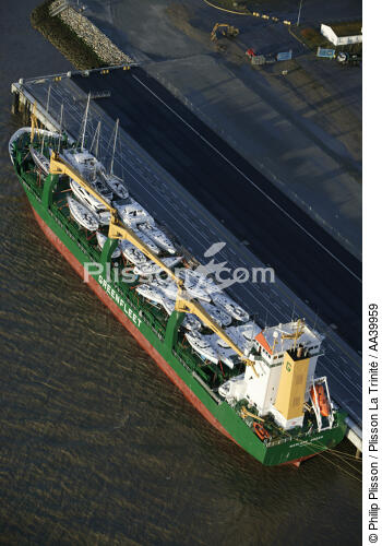 Cargo chargé de voiliers - © Philip Plisson / Plisson La Trinité / AA39959 - Nos reportages photos - Type vue
