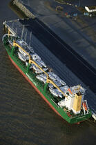 Cargo chargé de voiliers © Philip Plisson / Plisson La Trinité / AA39959 - Nos reportages photos - Vertical