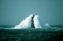 Le phare du Four © Philip Plisson / Plisson La Trinité / AA00005 - Nos reportages photos - Mer agitée