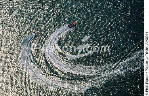 Sport de glisse (Wake board) dans la Baie de Quiberon. - © Philip Plisson / Plisson La Trinité / AA00044 - Nos reportages photos - Homme
