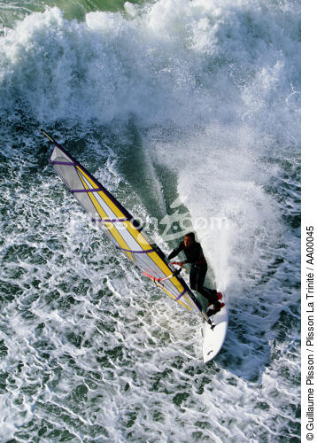 Sport de glisse : windsurfeur sur la presqu'île de Quiberon. - © Guillaume Plisson / Plisson La Trinité / AA00045 - Nos reportages photos - Sport et loisir